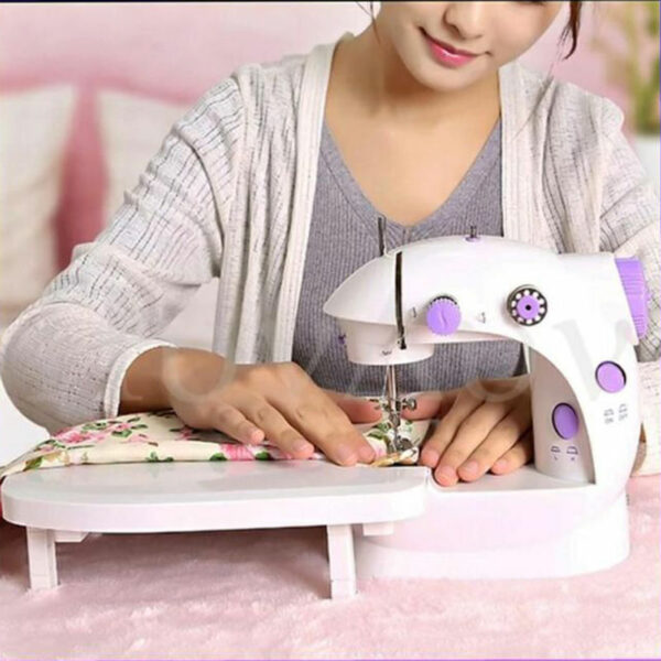 Mujer usando Maquina de coser portatil a mano Fainsa