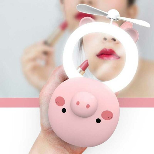 Mujer maquillandose con mini ventilador con espejo luz led
