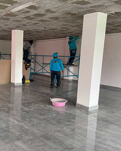 Trabajadores de Fainsa instalando perfiles contorno de techo sala