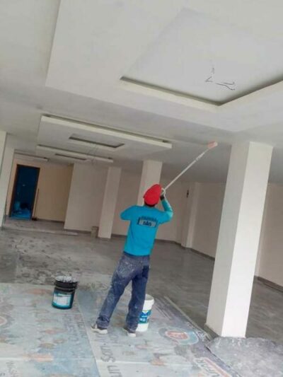 Trabajador de Fainsa pintando techo falso gypsum blanco