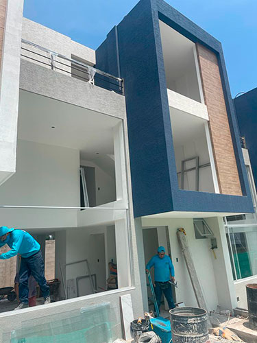 Empleados de Fainsa instalando ventanas de aluminio en casa conjunto Altos de la Quinta