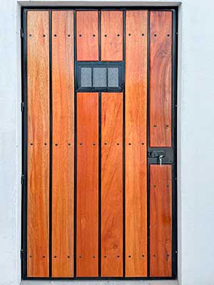 Puerta metálica mixta, hierro y tablón de madera entrada principal