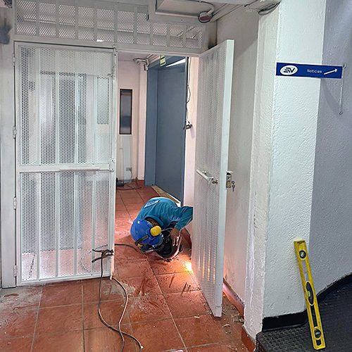 Instalación de puerta de hierro con tool perforado y vidrio claro de 6 mm en Ecuavisa Quito