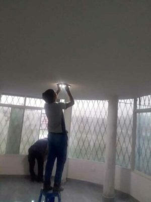 Trabajador instalando foco led techo